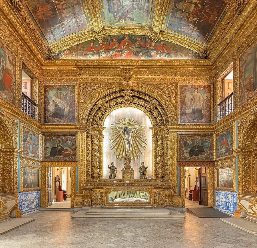 Interior dourado e ornamentado de uma capela