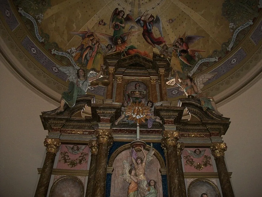 Púlpito de madeira ornamentado de uma igreja matriz